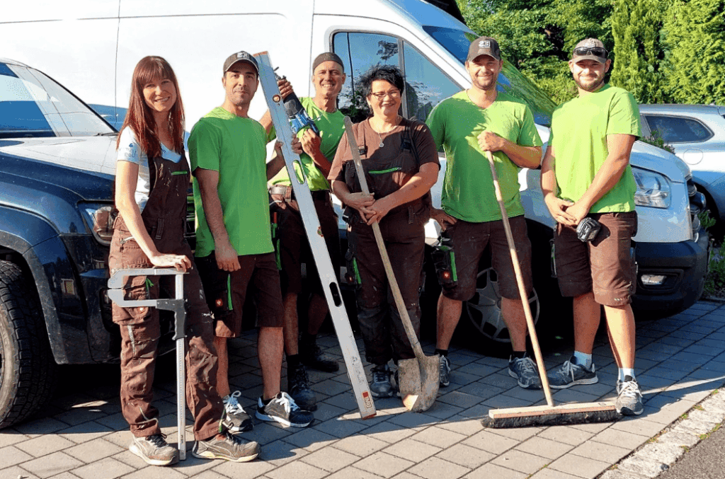 Bild von 6 Monteuren vor einem weißen Transporter.